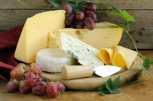 cheeseboard (Maasdam, Roquefort, Camembert) and grapes