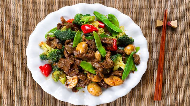 Succulent beef slices and mixed vegetables ready to eat