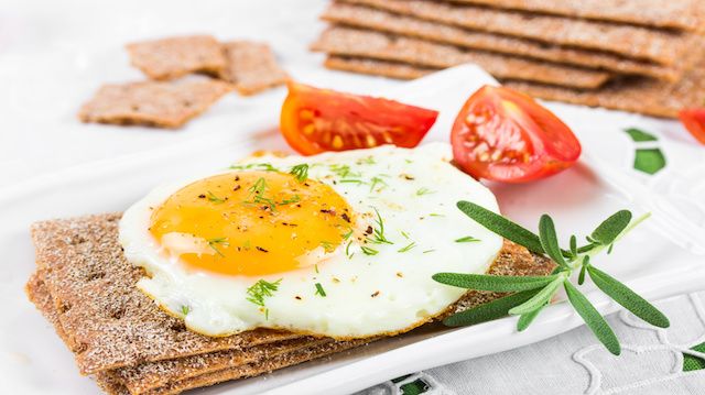 Fried egg on crisp bread