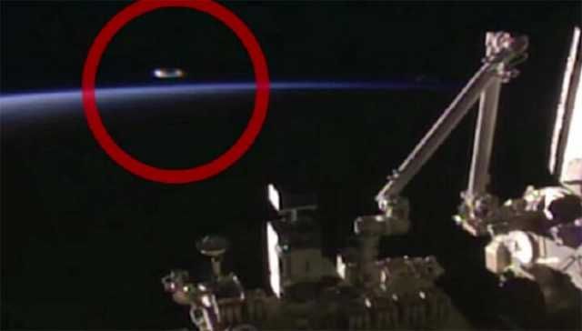 5 Visual Signs That Aliens Already Walk Among Us