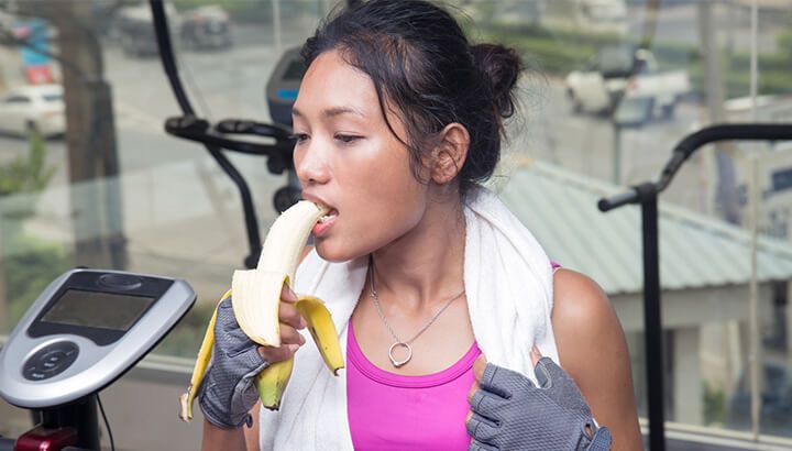 this-is-why-you-eat-a-banana-in-the-middle-of-your-workout